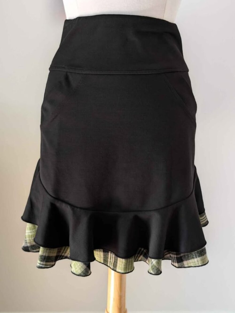 MADE IN QUEBEC - Annie50 black ruffle skirt SMALL green tartan kangaroo pocket